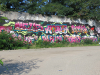 833748 Afbeelding van een reeks graffititeksten met rechts een Utrechtse kabouter (KBTR), op de ...